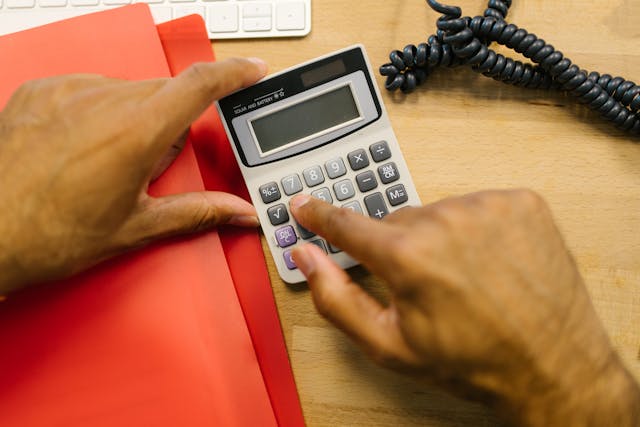 Ai PFA si salariu in acelasi timp? Iata exact ce impozite platesti si cum le calculezi corect